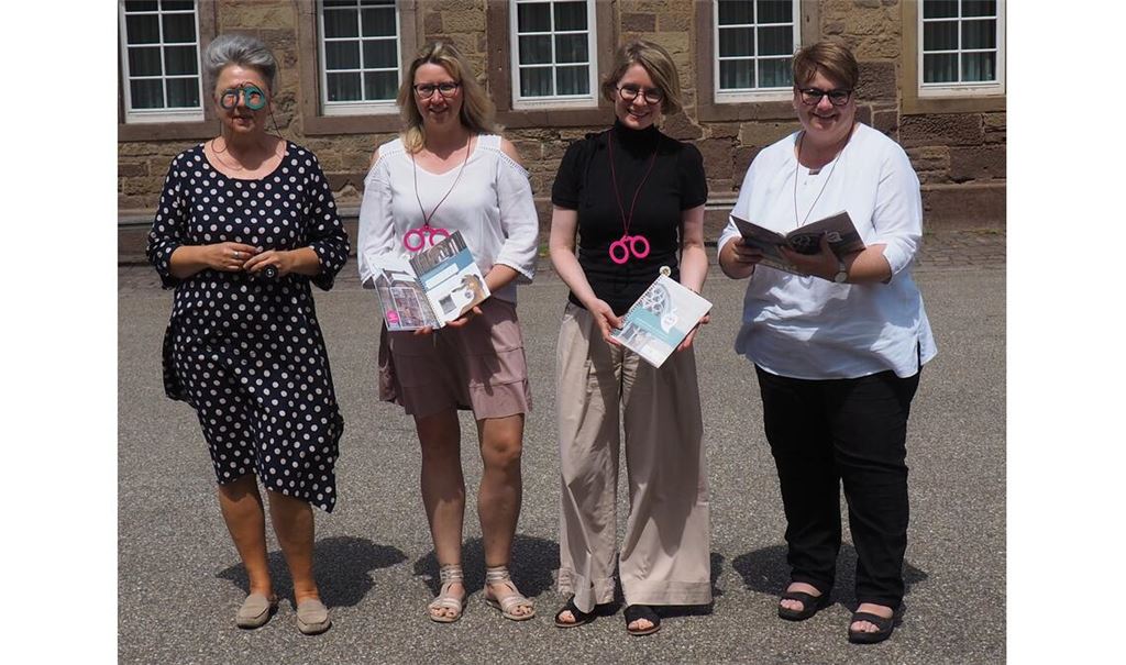 Freuen sich über das neue Activity Book (v.re.): Dr. Petra Pechaček, Patricia Alberth, Alexandra Müller und Marina von Jacobs vom Gestaltungsteam. Foto: Müller