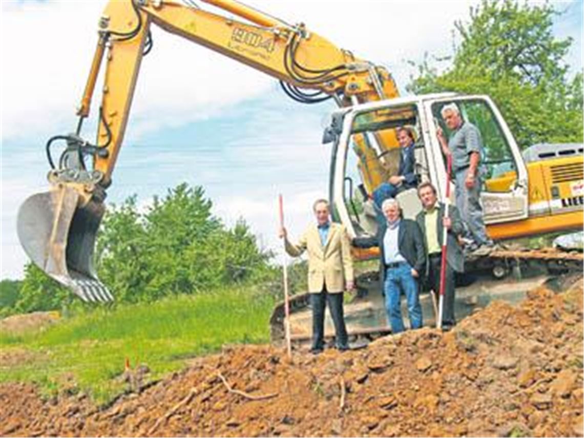 Freuen sich über das neue Baugebiet: Dieter Reininghaus (vorne v. li.), Wilfried Friedrich, Bauamtsleiter Volker Just, im Bagger Bürgermeister Heinz-Peter Hopp und Baggerführer Harald Vincon. 
Foto: Filitz
