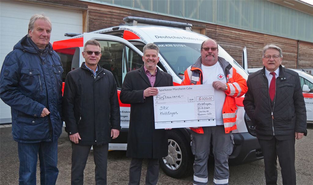 Freuen sich über das neue Fahrzeug des DRK, das nach über zwei Jahren Bau- und Lieferzeit nun in den Einsatz gehen kann: Heinz-Peter Hopp (v.li.), Götz Berger und Timo Pfeifer (beide Sparkasse), Hans-Joachim Smilowski und Wolfgang Kramer. Foto: Friedrich