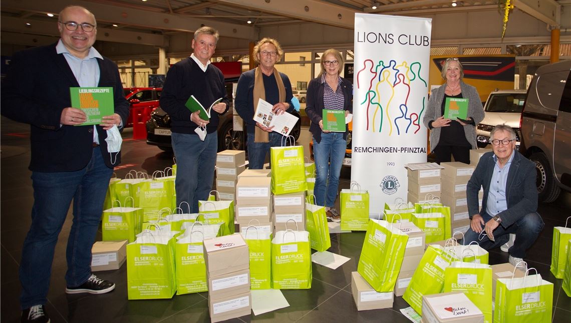 Regionale Küche für einen guten Zweck Freuen sich über das neue Kochbuch (v.li.): Harald Maier, Friedrich Aisenbrey, Jürgen Stark, Astrid Dörffler, Dörte Benoit und Herbert Müller. Foto: Helbig
