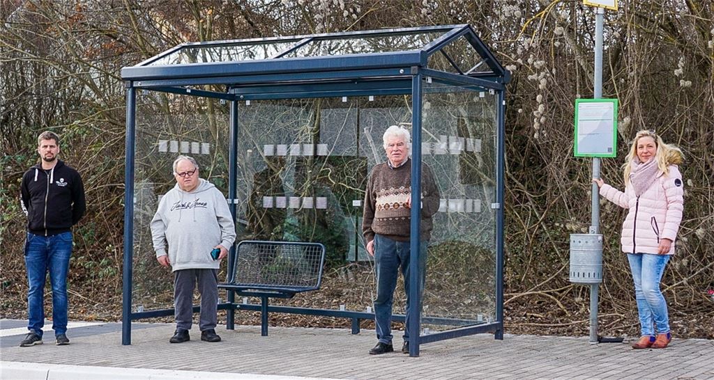 Freuen sich über das neue Wartehäuschen: Daniela Steudle (v.re.), Theo Bellon, Günter Bächle und Sascha Werner beim Lokaltermin an der Spitzäckerstraße in Enzberg. Foto: privat