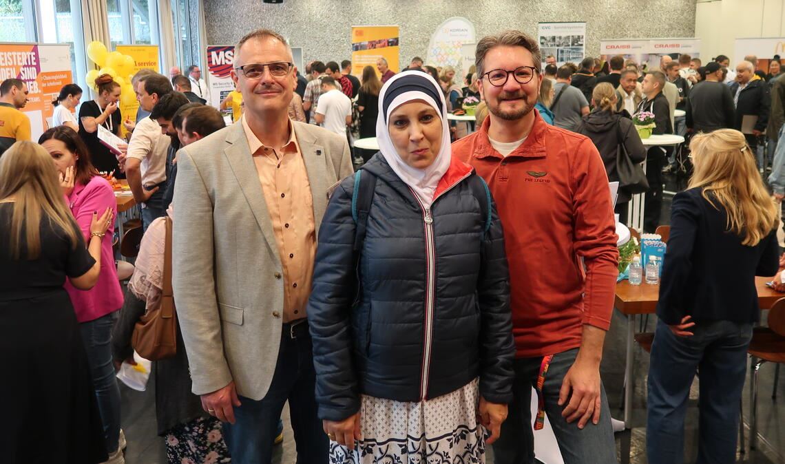 Freuen sich über den Erfolg der Arbeitgebermesse im Pforzheimer Reuchlinhaus und die Möglichkeiten, die sich daraus für die Menschen ohne Job ergeben: Reiner Walter (v. li.) vom Jobcenter Pforzheim, Messe-Besucherin Fella Amara und Jobcoach Dirk Heldsdörfer. Foto: Warzecha