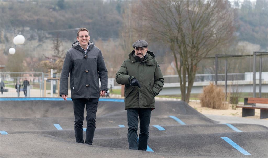 Freuen sich über den Erfolg des Sanierungsprogramms, das zuletzt unter anderem den Kinder-Pumptrack auf dem Gelände der früheren Gärtnerei Keefer beschert hat: Bürgermeister Armin Dauner (re.) und Amtsleiter Anton Lutze. Auch der Abriss der alten Gebäude wurde mit Fördergeldern von Land und Bund bezuschusst. Fotos: Fotomoment (3). Archiv, Stadt Mühlacker