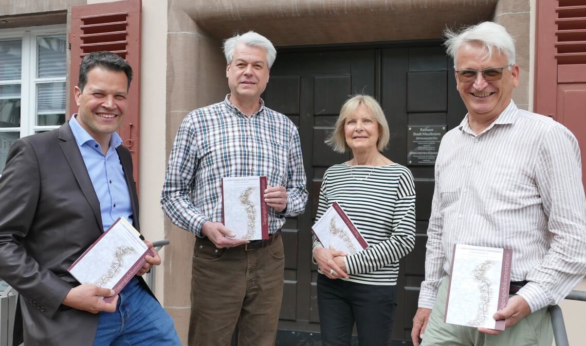 Freuen sich über den gelungenen Tagungsband zur Maulbronner Landgrabentagung (v.li.): Aaron Treut, Martin Ehlers, Helga Holz (Lektorat) und Ulrich Klotz. Foto: Weimper