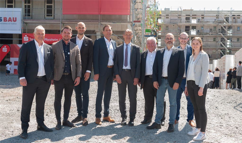 Freuen sich über den guten Projektfortschritt: Herbert Fink (S-Immobilien, v.li.), Christian Back (Firma Mörk), Jan Panowitz (S-Immobilien), Sven Eisele (stellvertretender Vorstandsvorsitzender Sparkasse Pforzheim Calw), Frank Stephan (Kämmerer beim Landratsamt Enzkreis), Hans Neuweiler (Vorstandsvorsitzender Sparkasse Pforzheim Calw), Armin Dauner (Bürgermeister Stadt Mühlacker), Fabian Bunzel (Regionaldirektor RKH-Kliniken) und Sina Fix (S-Immobilien). Fotos: Fotomoment