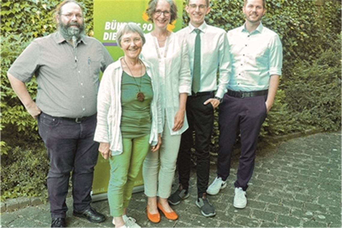 „Immer ein grandioses Ereignis“ Freuen sich über den neu gegründeten Ortsverband (v.re.): Grünen-Landesvorsitzender Pascal Haggenmüller, der stellvertretende Vorstand Marlon Frommer, Vorständin Friederike Keitel, die Landtagsabgeordnete Stefanie Seemann und Kassierer Ralf Gerst. Foto: Müller