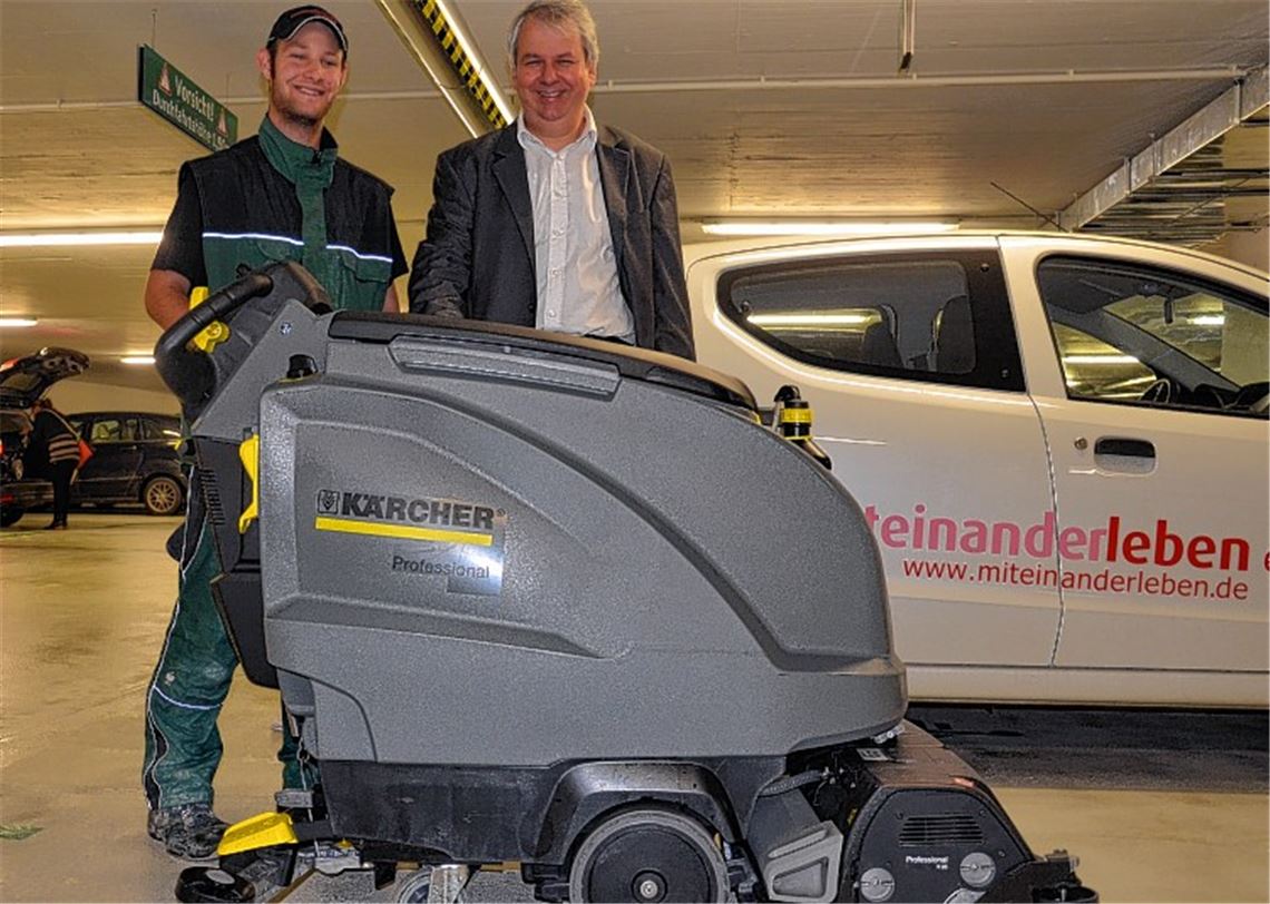 Freuen sich über den neu geschaffenen Arbeitsplatz in der Hilda-Tiefgarage: Reinigungskraft Bastian Schühle (li.) und Betriebsleiter Norbert Bogner. Foto: Bischoff-Krappel