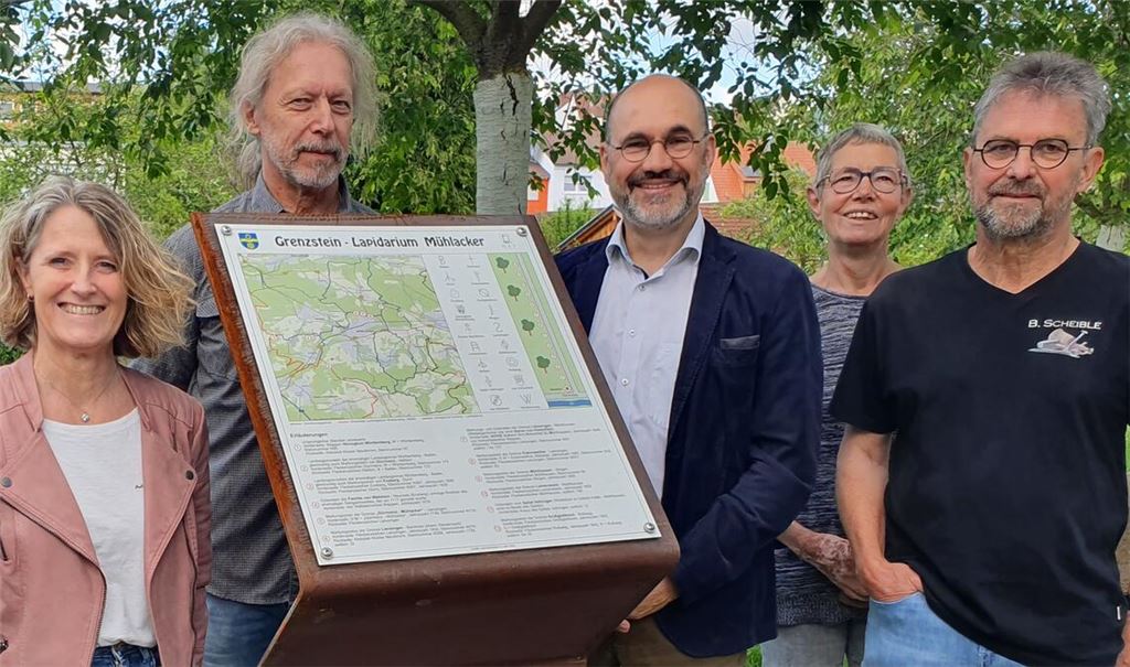 Freuen sich über den neuen Grenzsteinpfad in den Enzgärten (v.li.): Inga Gallob vom Umwelt- und Tiefbauamt, der Hobby-Historiker Mathias Rosbund, der sich auf Spurensuche gemacht hat, Bürgermeister Armin Dauner, Christiane Bastian-Engelbert vom Historisch-Archäologischen Verein und Bildhauer Berthold Scheible.Fotos: Schröder