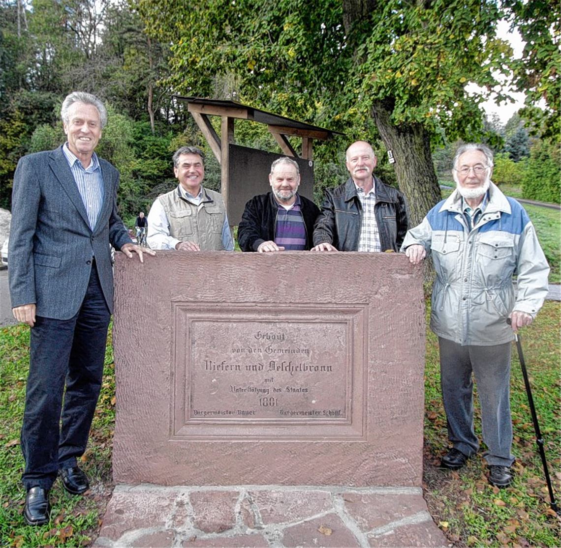 Freuen sich über den neuen Platz für das wiederentdeckte Kulturdenkmal (v. li.): Bürgermeister Jürgen Kurz, Initiator Bernd Feuchter, Gerhard Vetterer von der Bellmer Rentnergruppe, Steinmetzmeister Reinhard Müller und der Ortschronist Friedrich Leicht. Foto: Tilo Keller