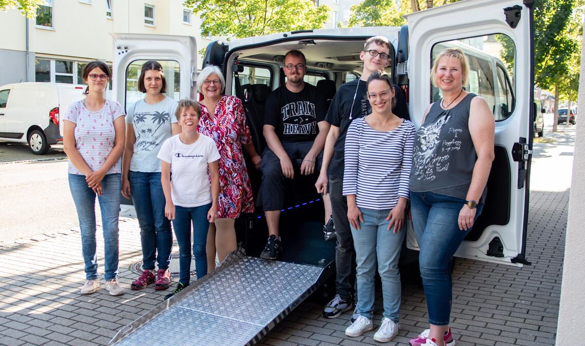 Freuen sich über den neuen, von der Aktion Mensch geförderten Nissan-Bus: die Bewohner und Betreuerinnen des Begleiteten Wohnens Mühlacker. Foto: privat