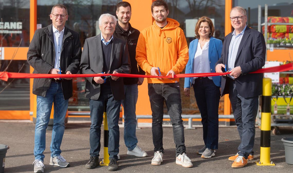 Freuen sich über den offiziellen OBI-Start in Mühlacker: Oberbürgermeister Stephan Retter (v.li.), Bruno Kirschbaum, Daniel Kirschbaum, David Kirschbaum, Nezihe Kirschbaum und Franz-Peter Tepaß, Geschäftsführer OBI Deutschland. Fotos: Fotomoment