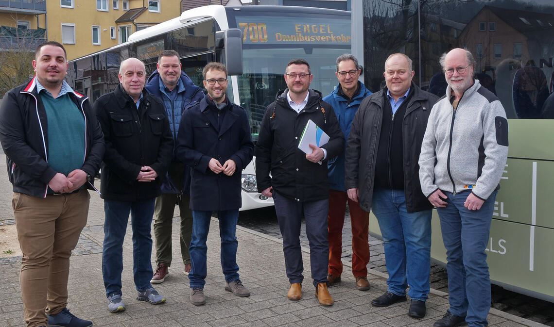 Freuen sich über den optimierten Busverkehr (v.li.): Dominik Kozul und Andreas Klingel (Klingel Reisen), Rainer Entenmann (Betriebsleiter Seiz), Marcel Gutekunst (Landratsamt), Daniel Peikert und Matthias Gruber (VPE), Busunternehmer Jim Engel und Rolf Aichelberger (Stadtwerke). Foto: Friedrich