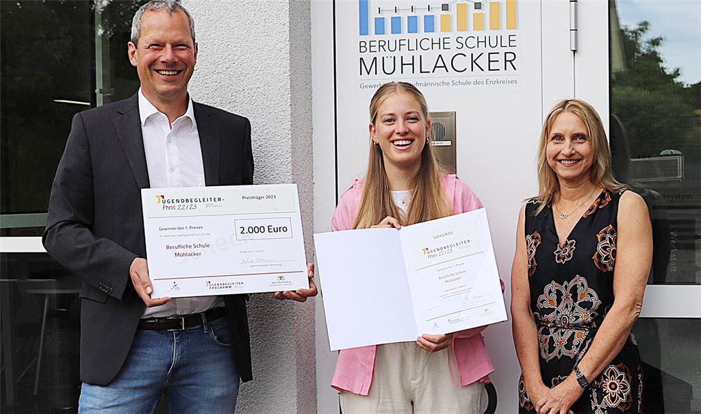 Freuen sich über die Auszeichnung für das Jugendbegleiter-Konzept (v. li.): Schulleiter Veit Kibele, Mitinitiatorin Sophia Fischer und die stellvertretende Schulleiterin Uta Talke-Trübenbach. Foto: Berufliche Schule/Schmidt