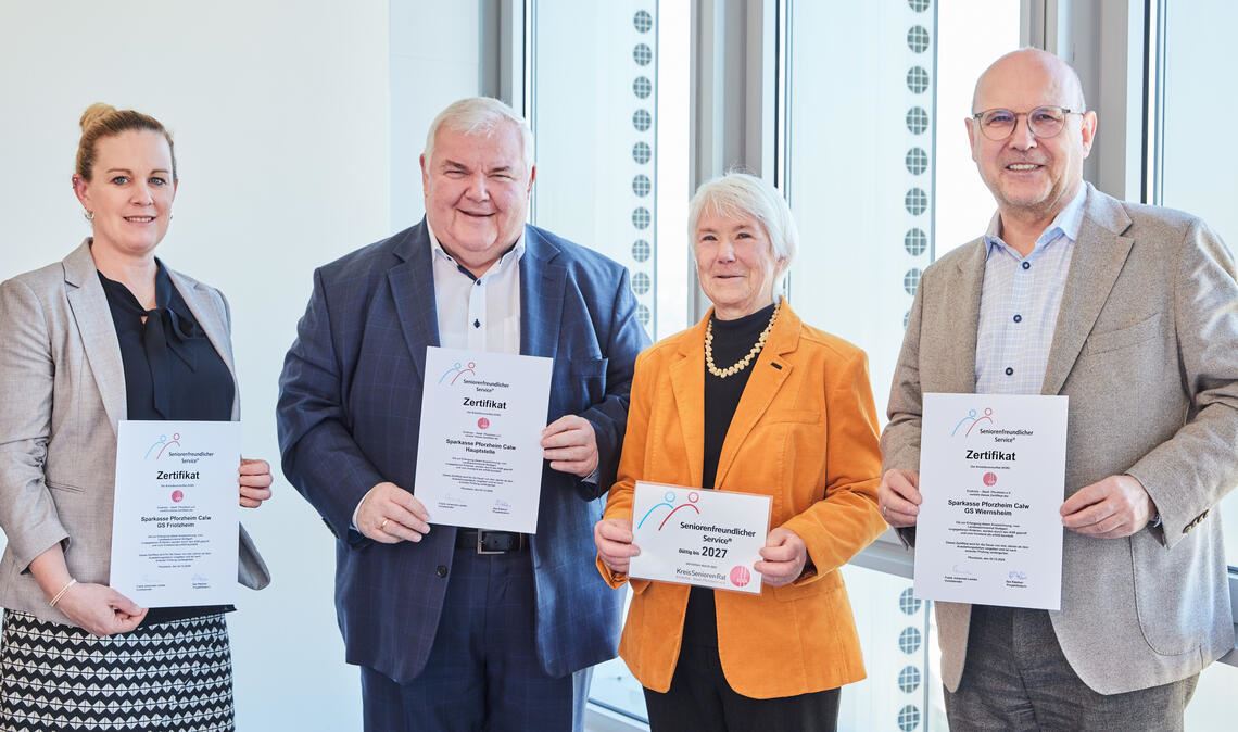 Freuen sich über die Auszeichnung (v.li.): Sparkassenmitarbeiterin Maren Helbig, Vorstandsvorsitzender Hans Neuweiler, Ilse Kästner, Fachbeirätin des Kreisseniorenrats, und KSR-Chef und Caritasdirektor Frank Johannes Lemke. Foto: Sparkasse Pforzheim Calw
