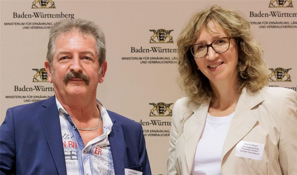 Freuen sich über die „Bio-Zertifizierung in der Gemeinschaftsverpflegung“: die Geschäftsführerin des Pforzheimer Schiller-Gymnasiums, Andrea Boyer, und Küchenleiter Hartmut Wieler. Foto: Enzkreis/Potente