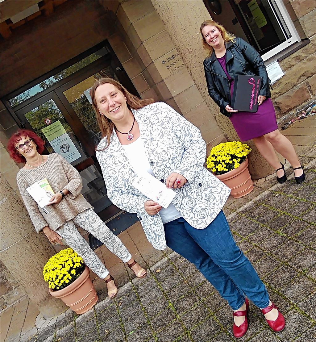Freuen sich über die Etablierung von Bildungspaten in Ötisheim (v.li.): Sylvia Schwarz-Herbig, Koordinatorin der Freiwilligenagentur FRAG Östlicher Enzkreis, Schulleiterin Silvia Schäfer und Maren Bieberich, Bereichsleitung Ehrenamt beim Verein Miteinanderleben.Bischoff-Krappel