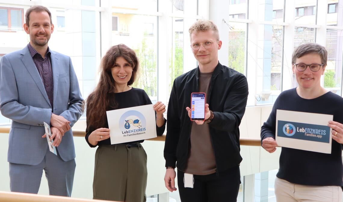 Freuen sich über die Familien-App: Landrat Bastian Rosenau, Sozialdezernentin Katja Kreeb, Jugendhilfeplaner Paul Renner und Kirstin Niemann vom „Haus der Familie“ in Straubenhardt (v. li.). Foto: Enzkreis/Hörstmann