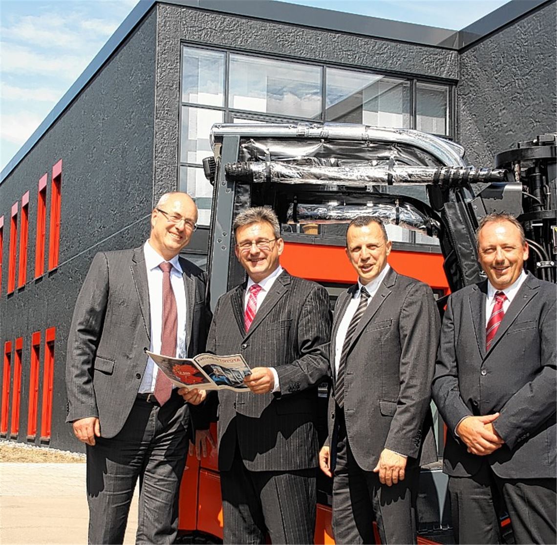 Freuen sich über die Fertigstellung des zweiten Bauabschnitts (v. li.): Geschäftsführer Norman Memminger, Kundendienstleiter Südwest Martin Münchinger, Vertriebsleiter Jürgen Seybold und der Leiter Business Solutions Südwest, Tino Gierth.