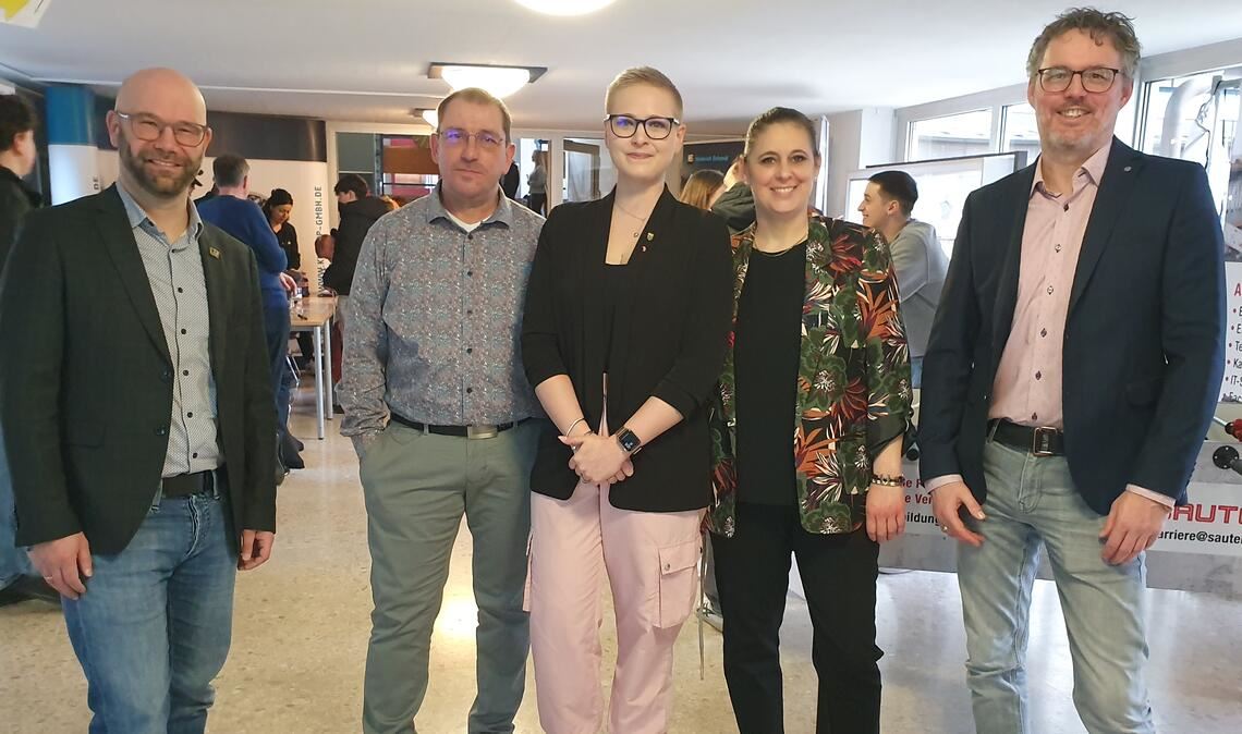 Freuen sich über die Jubiläumsauflage der Ausbildungsbörse an der Knittlinger Faust-Schule (v.li.): Bürgermeister Alexander Kozel, Schulleiter Thomas Rathgeb, Catharina Haberstroh von der Kreishandwerkerschaft, die stellvertretende Schulleiterin Kirsten Knoll und Pädagoge Marc Sautter, Beauftragter für die berufliche Orientierung. Fotos: Schröder