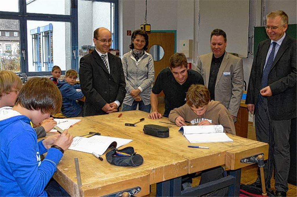 Freuen sich über die Kooperation: Bürgermeister Harald Eiberger, Elvira Eberhardt (GHRS Illingen, zuständig für Berufsorientierung), der Remectro-Auszubildende Roberto Ancona, Marcus Beisteiner (Ausbildungsleiter Firma Remectro) und Rektor Andreas Petermann (v.li.). 