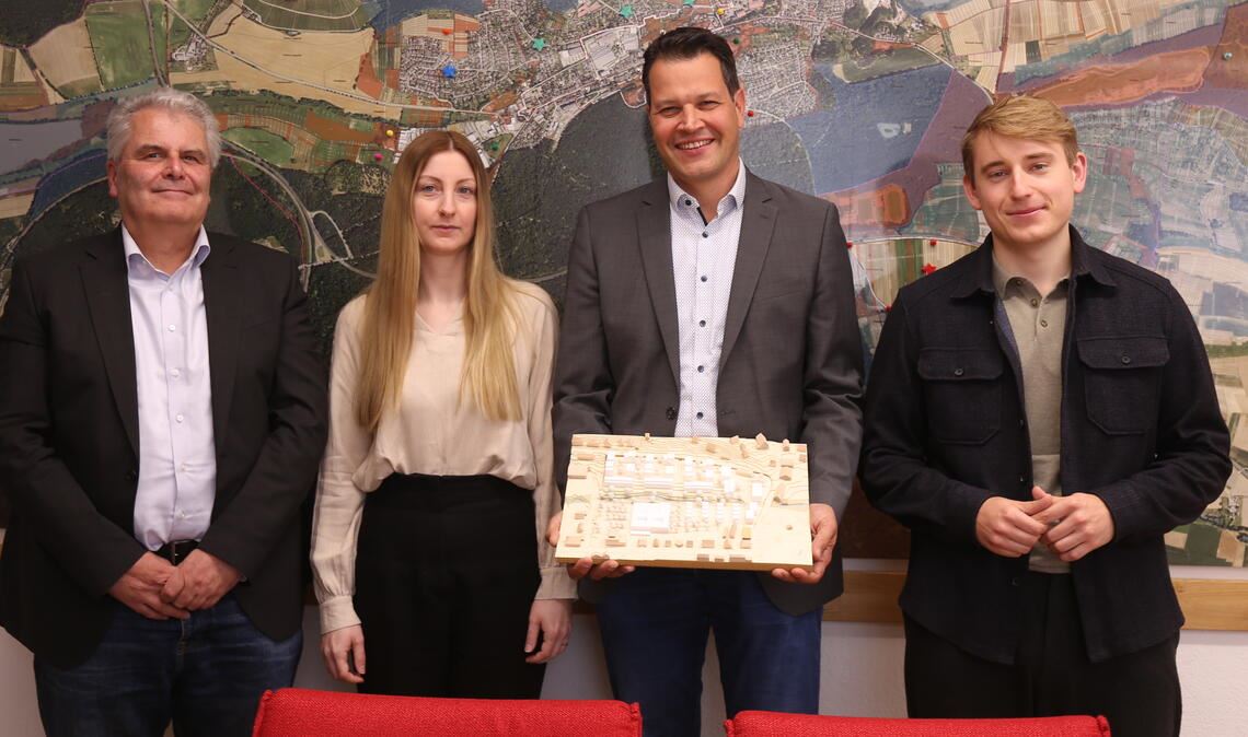 Freuen sich über die Landeszuschüsse, die in den nächsten Jahren auch die Pläne fürs neue Stadtquartier im Zentrum der Klosterstadt voranbringen sollen: Bürgermeister Aaron Treut mit einem Architektur-Modell der geplanten Bebauung auf dem MWK-Areal (2.v.re.), Norbert Neuser (li.), Projektleiter der Kommunalentwicklung (KE), sowie Jasmin Kizler und Till Widmann von der KE. Das Trio war hauptverantwortlich für die Vorarbeiten und die Bürgerbeteiligung beim Projekt „Maulbronn Mitte“. Fotos: Disselhoff