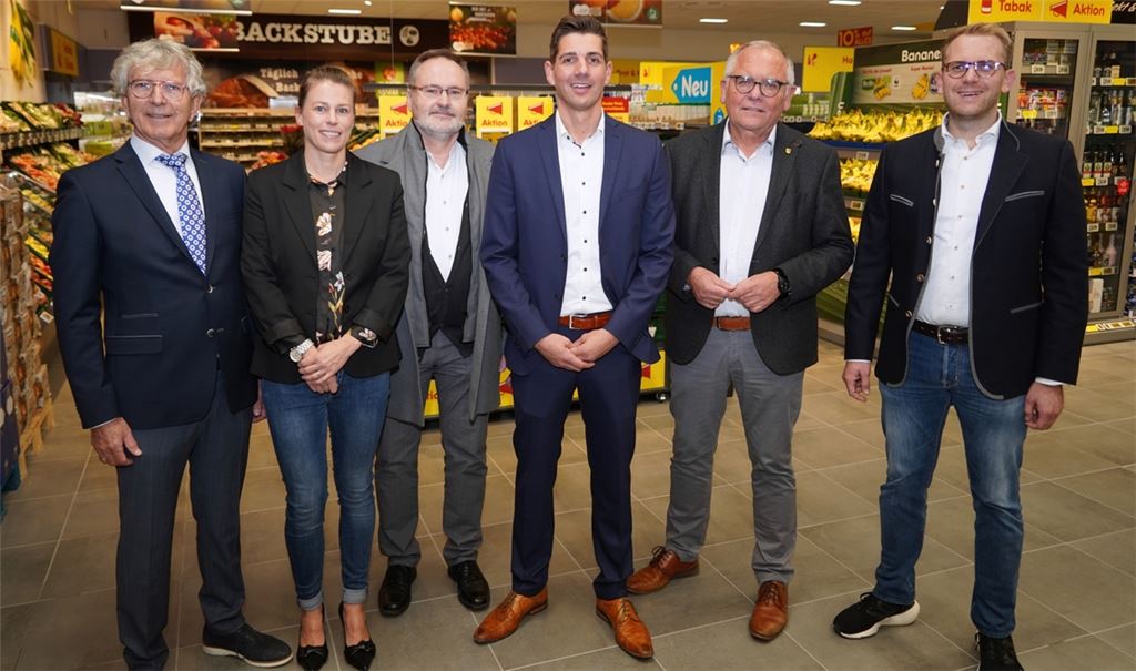 Freuen sich über die Neueröffnung: Dieter Steitz (S+B Projekt), Meike Ritter vom Generalübernehmer KGC, Joachim Winter (S+B), Andrè Klier von Netto, Bürgermeister Norbert Holme und Marc Thollembeek von der gleichnamigen Bäckerei (v.li.). Foto: Roller