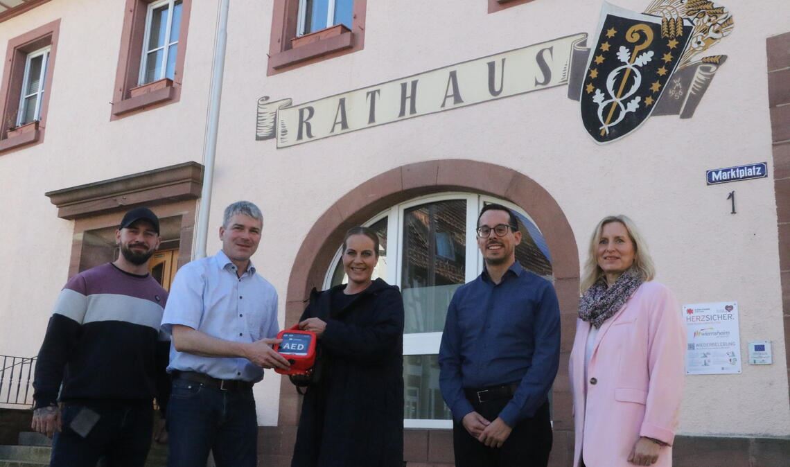 Freuen sich über die Umsetzung des Vorhabens: Philipp Schmidt (v. li.), Bürgermeister Matthias Enz, Gabriele Ballmer, Timon Friedel und Kathrin Saße.