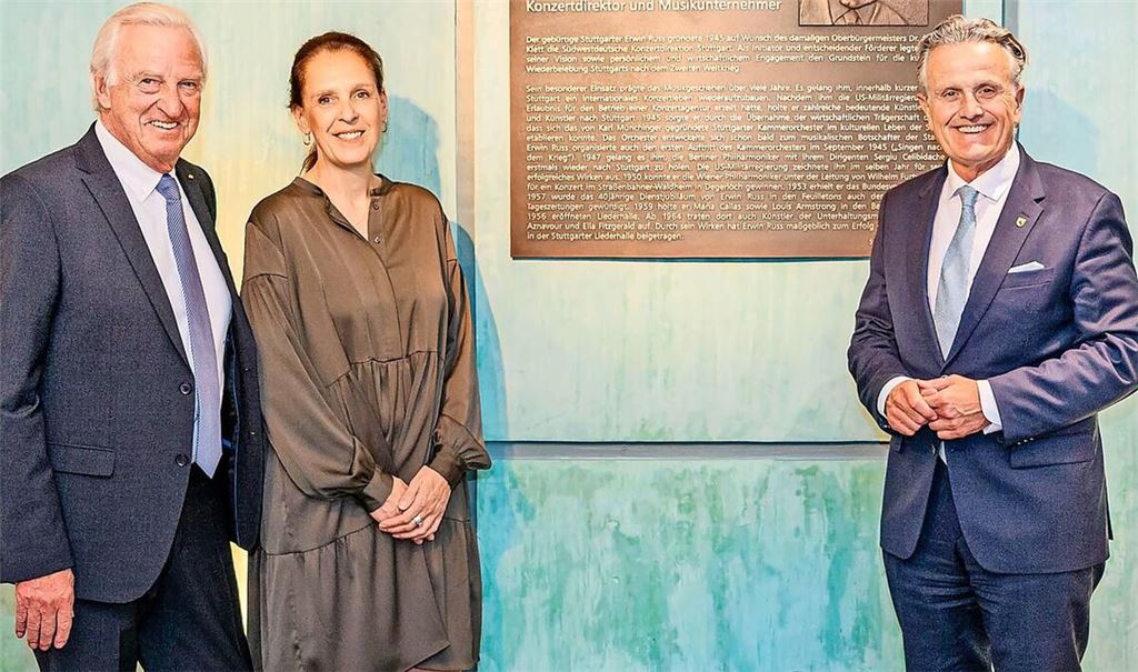 Freuen sich über die bleibende Erinnerung an Erwin Russ: Stuttgarts OB Frank Nopper (rechts) sowie Michael Russ und Michaela Russ.