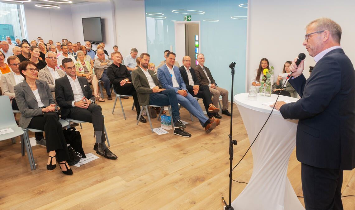 Freuen sich über die gelungene Erweiterung: Staatssekretärin Dr. Ute Leidig (v.li. erste Stuhlreihe), „KIZE“-Geschäftsführer Dirk Berner, Enzkreis-Landrat Bastian Rosenau, Maulbronns Bürgermeister Aaron Treut, Architekt Dieter Asal und der Pfarrer des Kinderzentrums Peter Huhn. Am Mikrofon ist Andreas Felchle, Vorsitzender des Trägervereins der Einrichtung. Fotos: Fotomoment