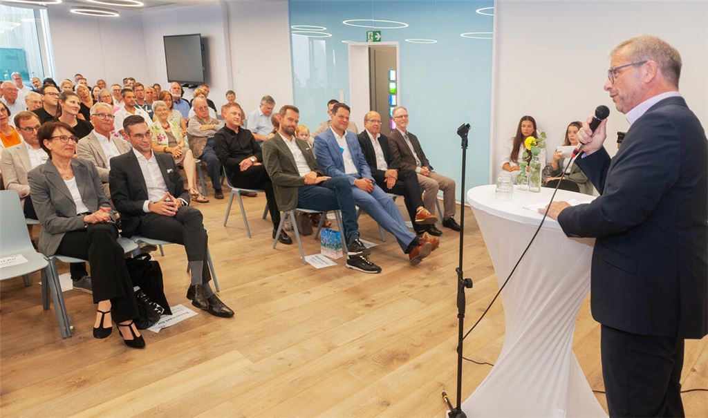 Freuen sich über die gelungene Erweiterung: Staatssekretärin Dr. Ute Leidig (v.li. erste Stuhlreihe), „KIZE“-Geschäftsführer Dirk Berner, Enzkreis-Landrat Bastian Rosenau, Maulbronns Bürgermeister Aaron Treut, Architekt Dieter Asal und der Pfarrer des Kinderzentrums Peter Huhn. Am Mikrofon ist Andreas Felchle, Vorsitzender des Trägervereins der Einrichtung. Fotos: Fotomoment