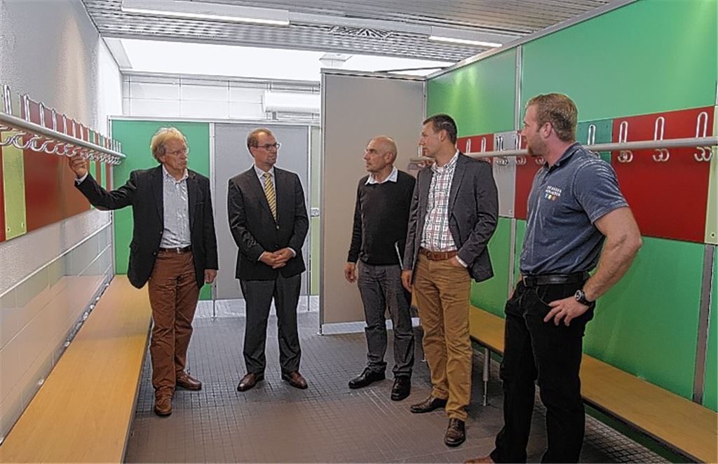 Freuen sich über die gelungene Sanierung des Umkleidetrakts im Hallenbad Mühlacker (v. li.): Stadtwerke-Geschäftsführer Jürgen Meeh, Oberbürgermeister Frank Schneider, Architekt Thomas Gieger, Stadtwerke-Abteilungsleiter Frederik Trockel und Bäderbetriebsleiter Andreas Pfisterer.