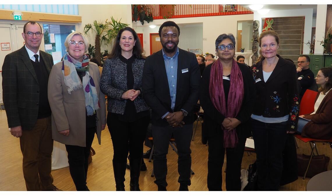 Freuen sich über die gelungene Veranstaltung (v.li.): Oberbürgermeister Frank Schneider, Amtsleiterin Johanna Bächle, Argyri Paraschaki-Schauer, Dr. David Tchakoura, Rajya Karumanchi-Dörsam und Leila Walliser. Foto: Müller