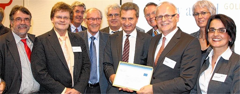 Freuen sich über die hohe Auszeichnung: Klimaschutzbeauftragte Edith Marqués Berger (v.re.), Kreisrätin Evelyne Teschner-Klug, Landrat Karl Röckinger, Umweltdezernent Karl-Heinz Zeller, EU-Energiekommissar Günther Oettinger, die Kreisräte Kurt Ebel und Frank Kreeb, ein Vertreter des eea-Komitees sowie die Kreisräte Karlheinz Oehler und Hans Vester. Foto: privat