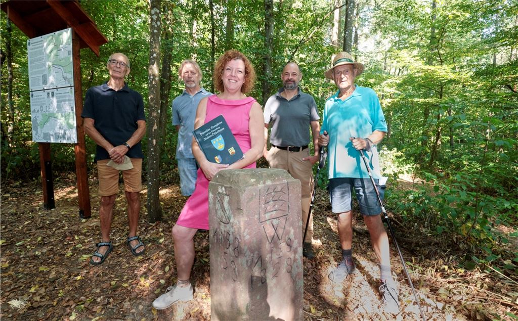 Freuen sich über die neuen Infotafeln am Dreimarkstein: Bürgermeisterin Birgit Förster und Revierförster Uli Schiz (4.v.li. ) mit den HAV-Mitgliedern (v.li.) Wolfgang Rieger, Mathias Rosbund und Manfred Bader. Foto: Tilo Keller