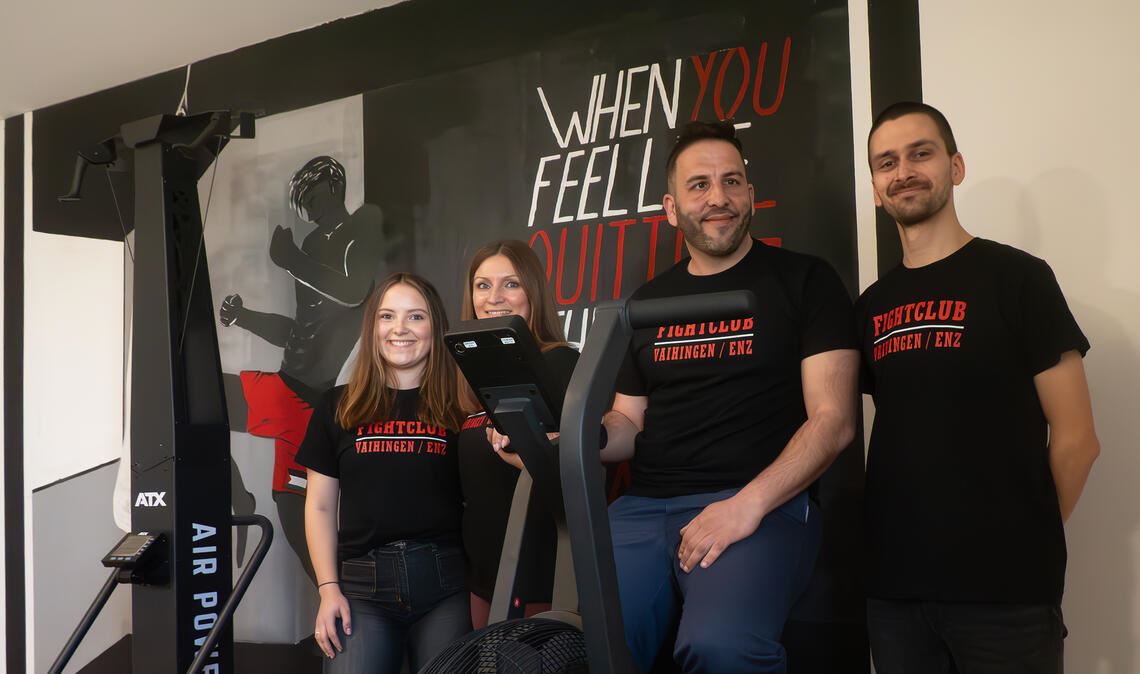 Freuen sich über die neuen Räume: Josephine Ellwein, Johanna und Amin Shakhshir, sowie Damian Schütze (v. li.)