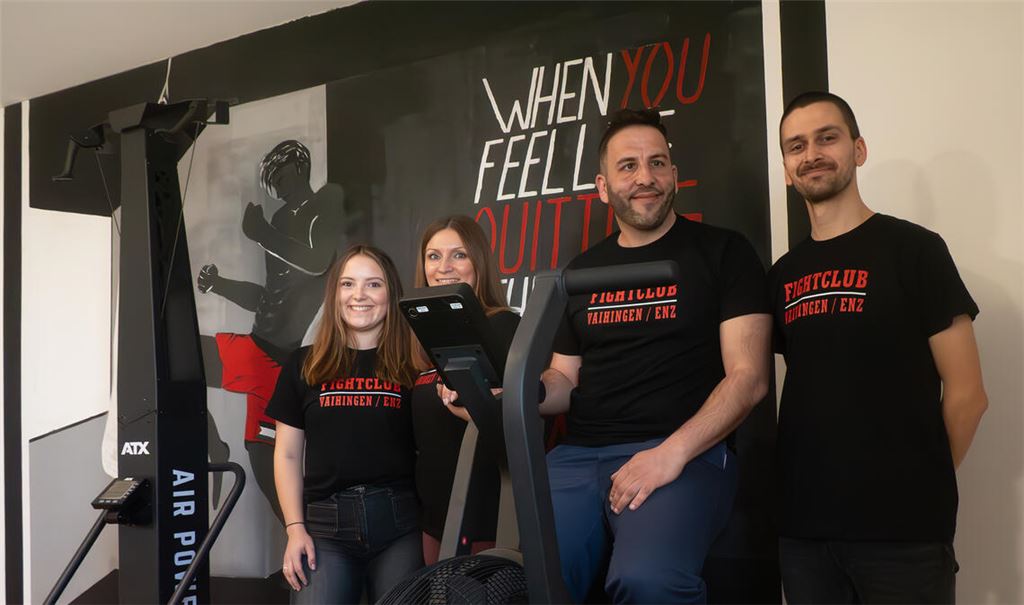 Freuen sich über die neuen Räume: Josephine Ellwein, Johanna und Amin Shakhshir, sowie Damian Schütze (v. li.)