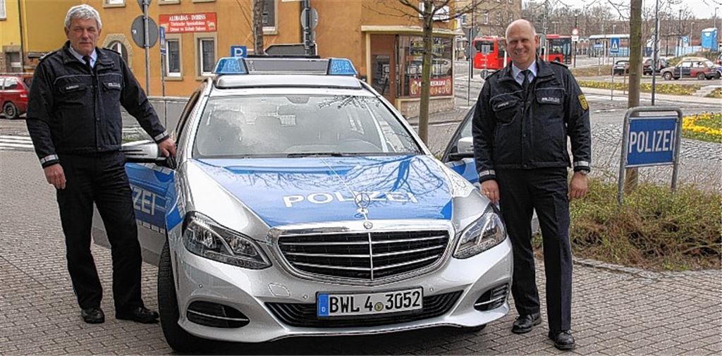 Freuen sich über ein in Bezug auf Verbrechen relativ sicheres Mühlacker: der neue Revierchef Karlheinz Lachstädter (re.) und sein Stellvertreter Siegfried Albrecht. Foto: Sadler