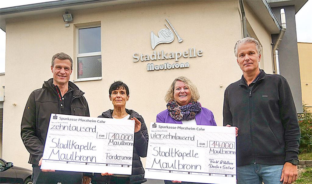 Freuen sich über eine Summe von 24000 Euro aus mehreren Großspenden für die Photovoltaikanlage auf dem Dach des Vereinsheims der Stadtkapelle Maulbronn: Frank Duss (v. li.), Anita Dworschak, Katja Nasswetter und Alexander Fink. Foto: Friedrich