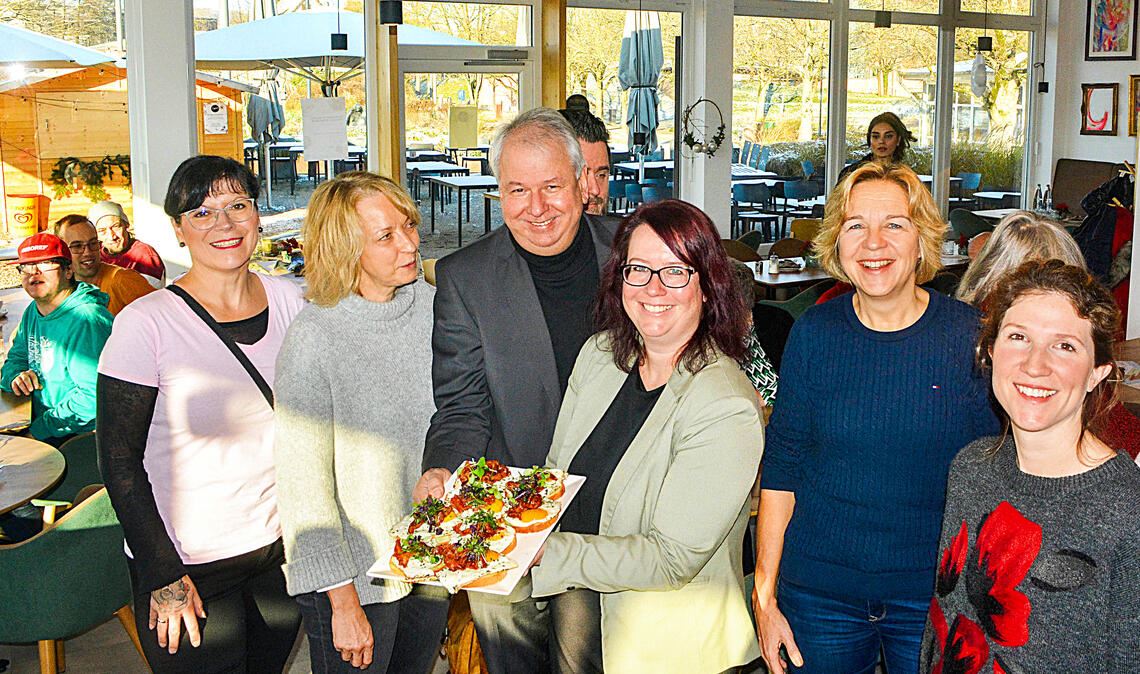 Freuen sich über eine gelungene Premiere: Katrin Saalbach (v.li.), Yvonne Alvarez, Norbert Bogner, Maren Bieberich, Sandra Sailer und Anne Marie Rouvière-Petruzzi. Foto: Stahlfeld