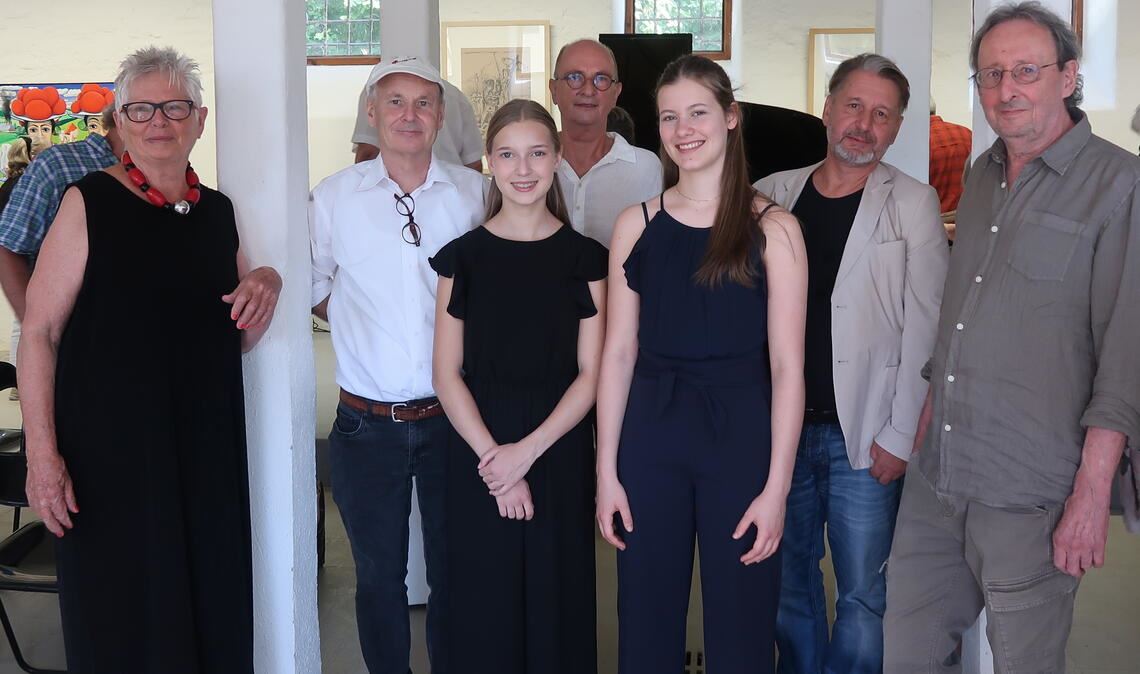 Freuen sich über eine gelungene Vernissage: Gabriele Münster von der Künstlergilde Buslat (v.li.), der Mühlacker Künstler Paul Revellio, Marie Scheffel, Wolfgang Schmidt, Pauline Heinrich, Dr. Markus Maisel und Klaus Fiess. Foto: Warzecha