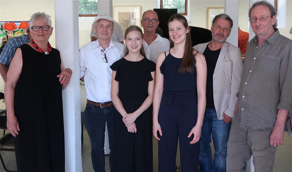Freuen sich über eine gelungene Vernissage: Gabriele Münster von der Künstlergilde Buslat (v.li.), der Mühlacker Künstler Paul Revellio, Marie Scheffel, Wolfgang Schmidt, Pauline Heinrich, Dr. Markus Maisel und Klaus Fiess. Foto: Warzecha