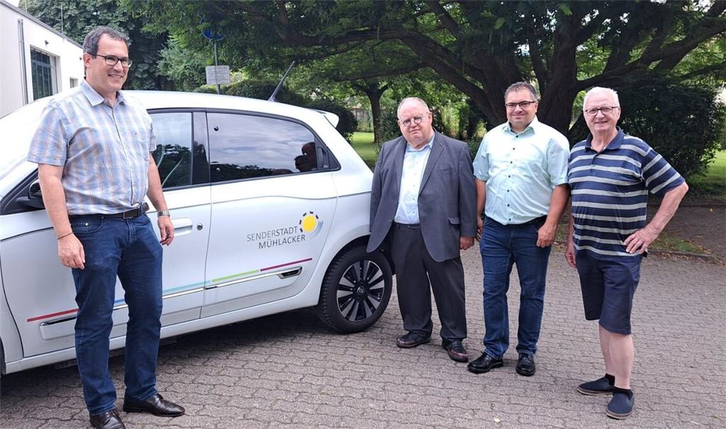 Freuen sich über neues E-Auto (v. li.): Hansjörg Förnzler vom Sachgebiet Hochbau, Günter Bächle, ehrenamtlicher Erster Stellvertreter des OB, sowie die Stadträte Oliver Höhner und Reiner Müller. Foto: privat