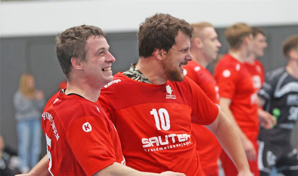 Freuen sich um die Wette: Spielertrainer Kai Rudolf und Petar Petricevic.