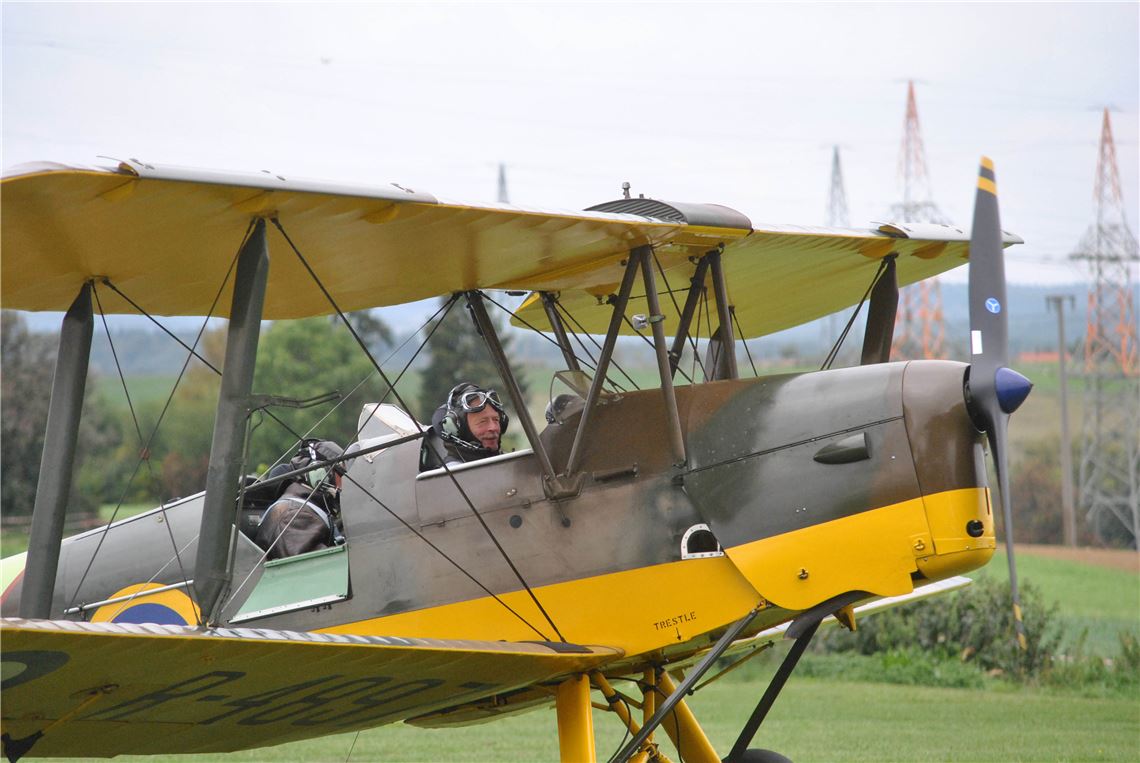 Spektakuläre Stunts lassen Atem stocken Freunde historischer Flugzeuge kommen beim Flugplatzfest auf ihre Kosten. Mit von der Partie sind auch etliche Doppeldecker. Fotos: Stahlfeld