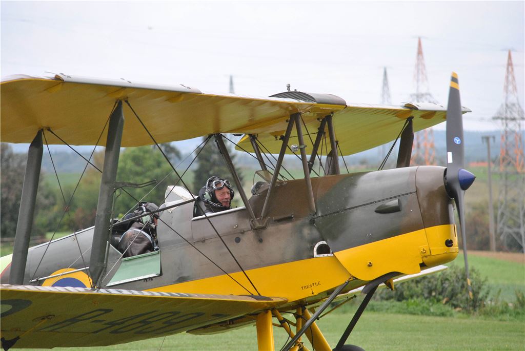Freunde historischer Flugzeuge kommen beim Flugplatzfest auf ihre Kosten. Mit von der Partie sind auch etliche Doppeldecker.  Fotos: Stahlfeld