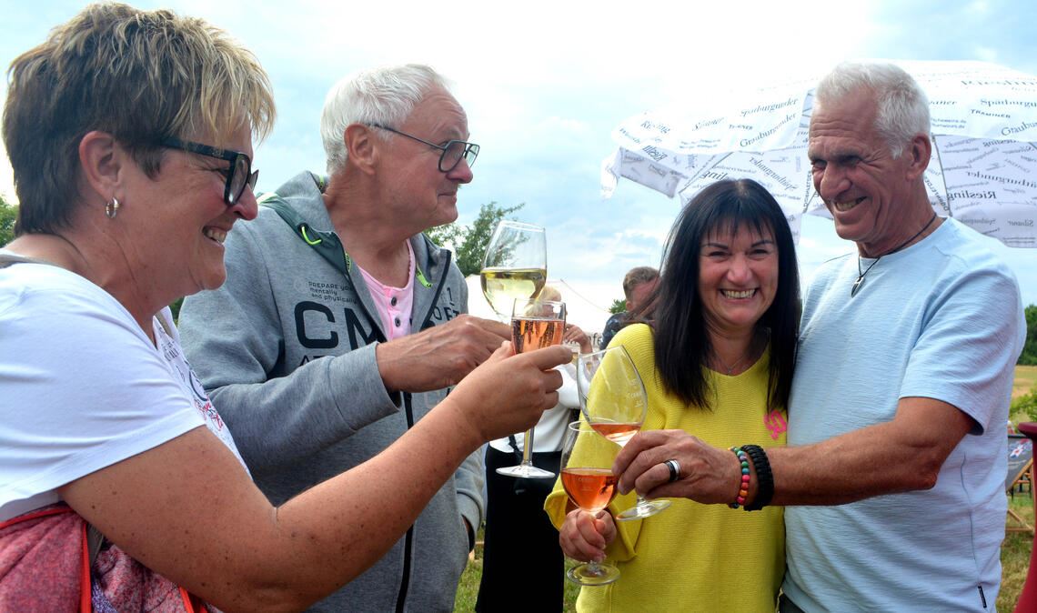 Freunde und Bekannte treffen, gemeinsam anstoßen und gemeinsam eine gute Zeit Verbringen: Beim Kelterfest in Sternenfels herrscht beste Stimmung. Fotos: Stahlfeld