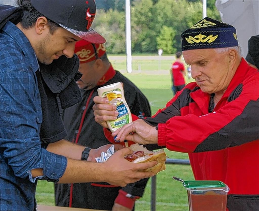 Freundschaft: Der Türkische SV serviert bei den Sportfreunden frische Köfte.