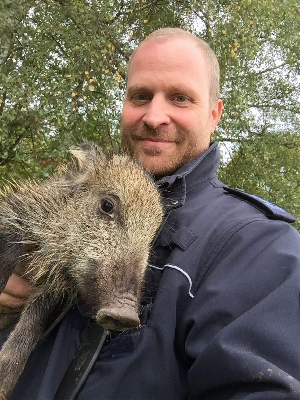 Freundschaft geschlossen: Polizist Thorsten Dauer und Wildschwein-Mädchen Regina.  Foto: pol