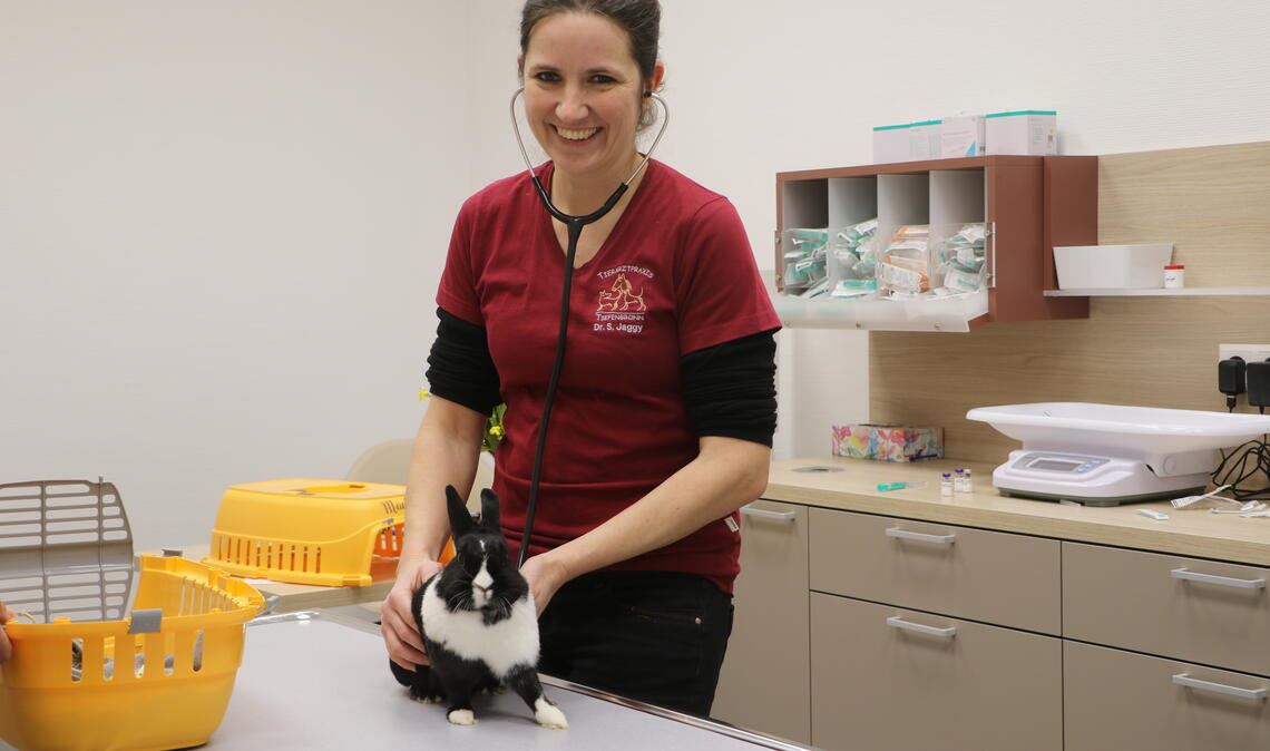 Freut sich über den Start in der neuen Praxis: Dr. Sissi Jaggy behandelt ihre tierischen Patienten nun in Wurmberg und nicht mehr in Tiefenbronn. Fotos: Deeg