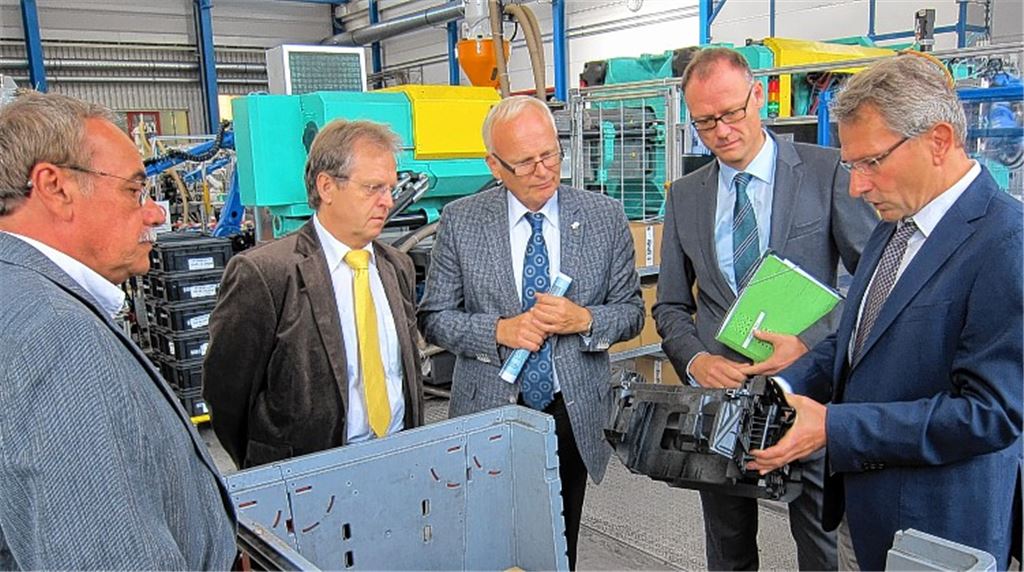 Freut sich über die guten Arbeitsmarktdaten: Enzkreis-Landrat Karl Röckinger (Bildmitte) bei einem Besuch im Ötisheimer Unternehmen Varioplast.Archivfoto: privat